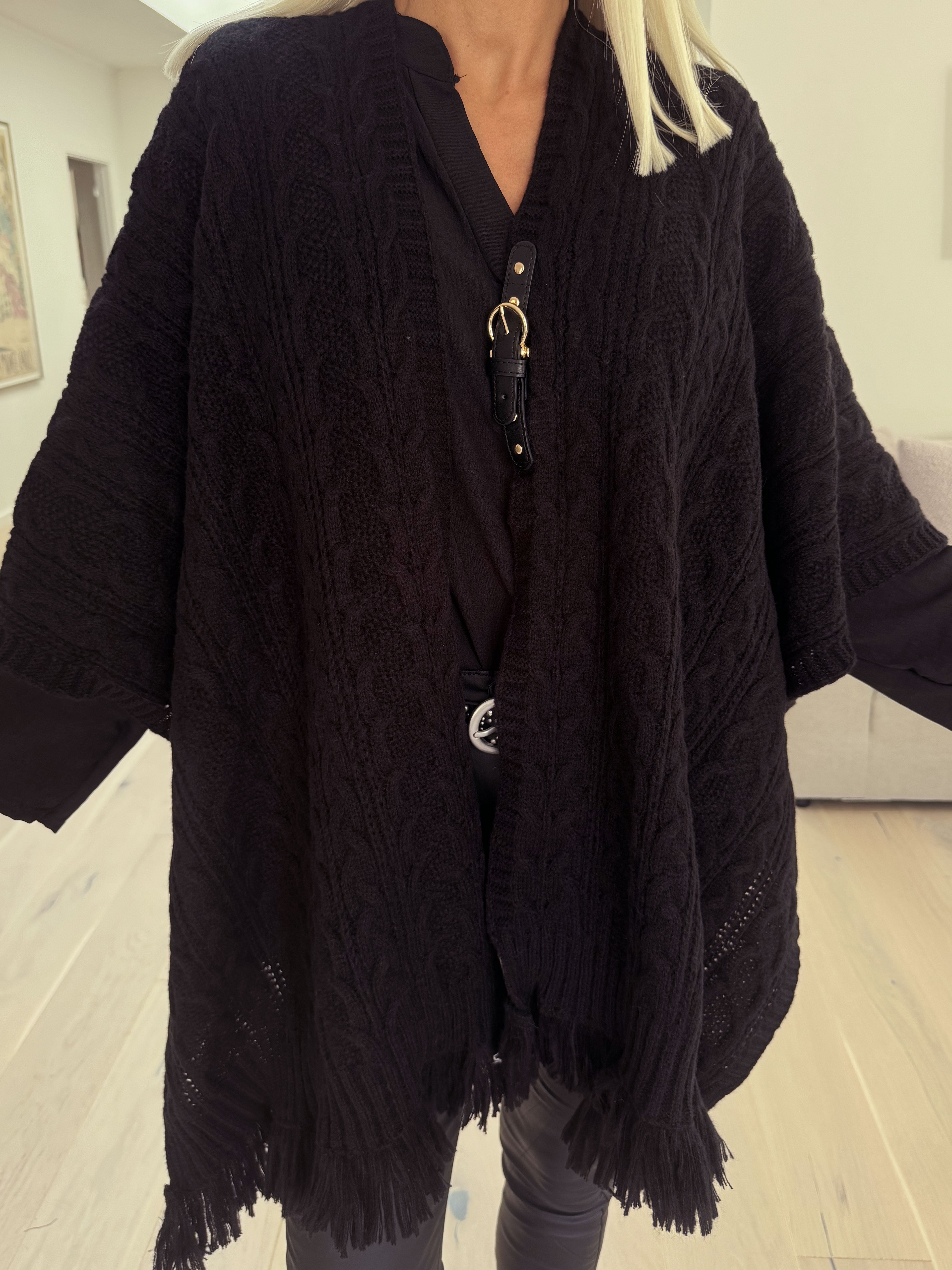 Elianna - Blød strikponcho med uld og frynser